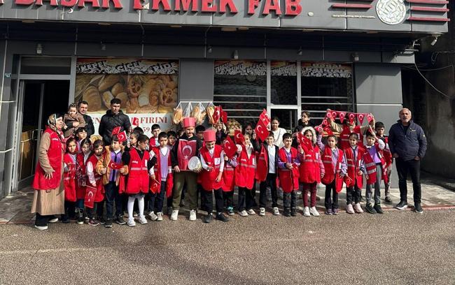 Minik öğrenciler harçlıklarını askıda ekmeğe dönüştürdü