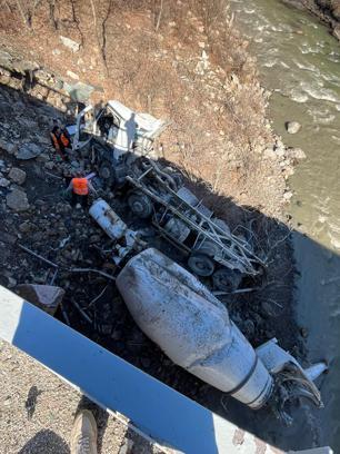 Kastamonu'da beton mikseri çaya düştü: 1 yaralı