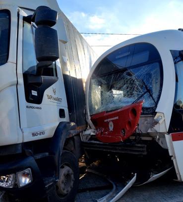 Tramvay ile kamyon çarpıştı; 3 yaralı