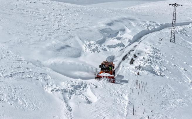 Van'ın İran sınırında 2 metreyi aşan karla mücadele çalışması