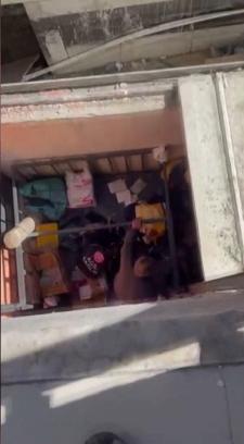 Güngören'de yük taşıma sepeti 1'inci kattan düştü; işçi yaralandı