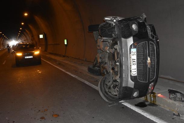 Hafif ticari araç ile otomobil tünelde çarpıştı: 2 yaralı