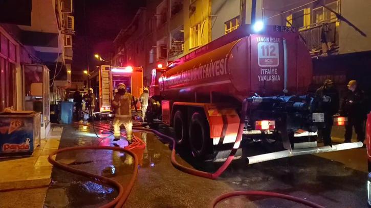 Bursa'da apartmanın çatı katında çıkan yangın söndürüldü