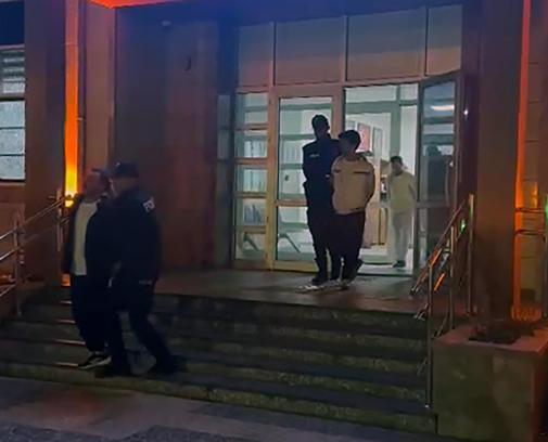 Firari hükümlü baba ile 2 oğlu, yangın merdiveninde yakalandı