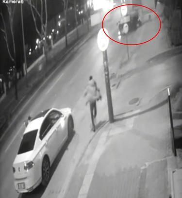 Otomobilin, park halindeki TIR’ın altına girdiği kaza kamerada