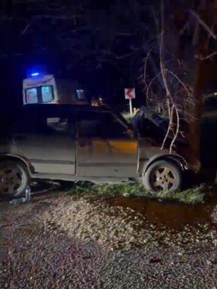 Kontrolden çıkan otomobil ağaca çarptı: 4 yaralı