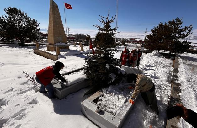 Şehit kabirleri için temizlik seferberliği