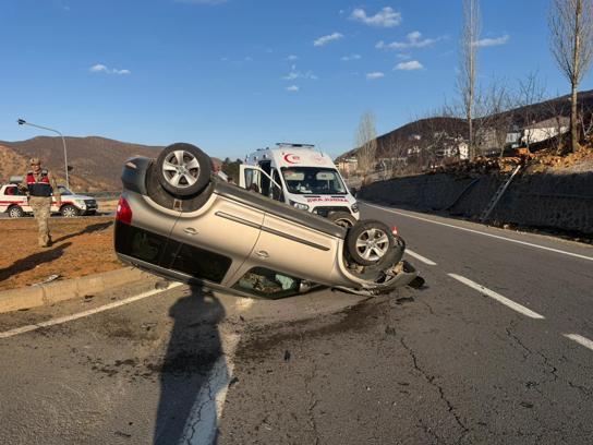 Bingöl’de otomobil refüje çarpıp takla attı: 2 yaralı