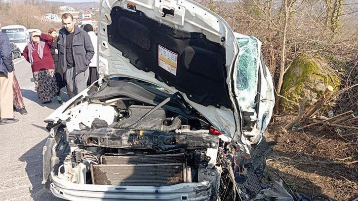 İşçi servisi ile otomobil çarpıştı: 13 yaralı