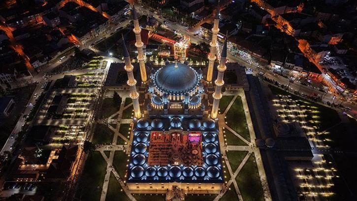 Restorasyonun ardından ibadete açılan Selimiye Cami avlusunda iftar