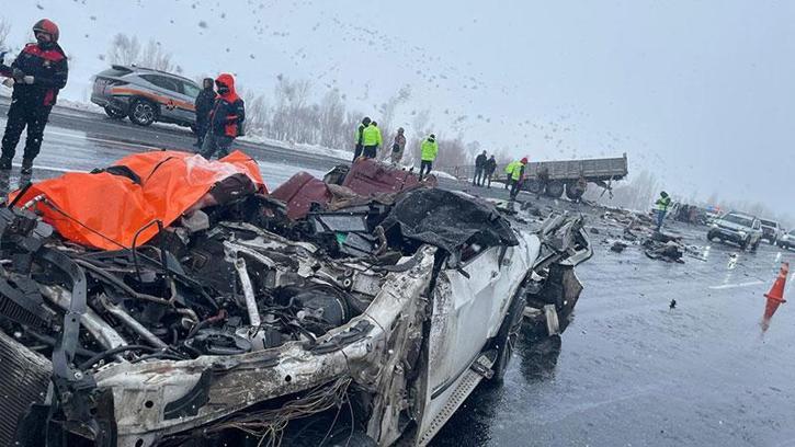 Bitlis’te otomobil TIR’a çarptı: Karı-koca öldü, 5 kişi de yaralı
