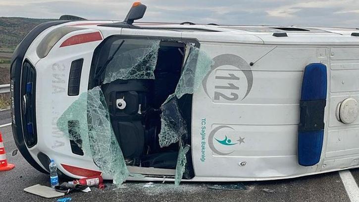 Lastiği patlayan ambulansın devrildi; 3 sağlık personeli yaralandı