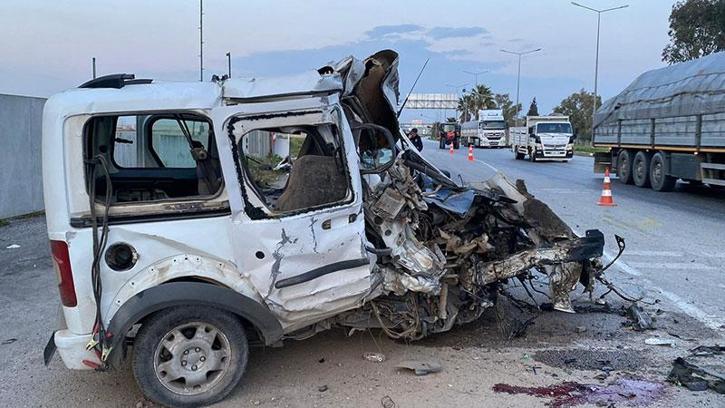 İstinat duvarına çarpan hafif ticari aracın sürücüsü ağır yaralandı