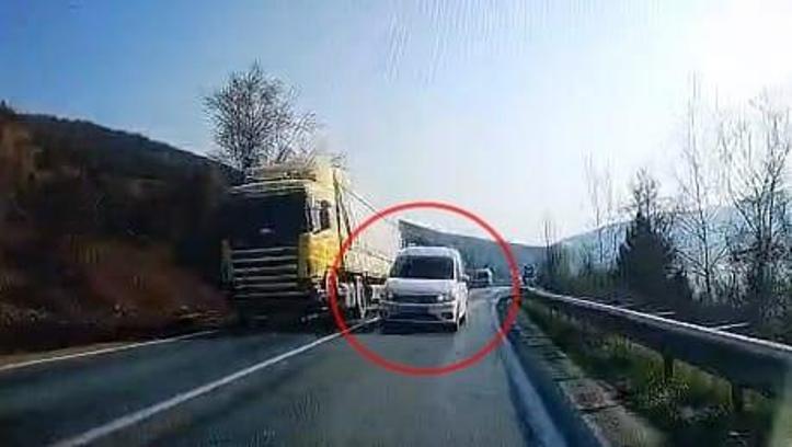 Hatalı sollama yapan sürücü kazaya yol açıyordu; o anlar kamerada