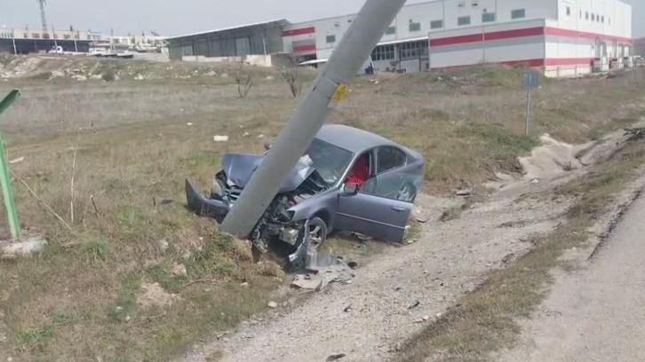 Elektrik direğine çarpan otomobilin sürücüsü yaralandı
