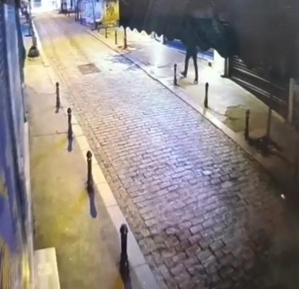 İstanbul – Galata’da çanta çalan şüpheli Güven Timleri tarafından yakalandı