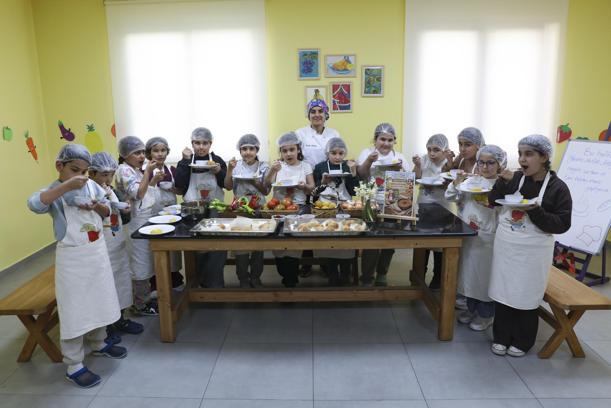 Mersin’de çocuklar geleneksel ve dünya mutfağından yeni tatlar öğreniyor