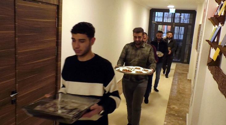 Hayırsever aileler, yetim ve öksüz öğrencilerle sofrada buluştu