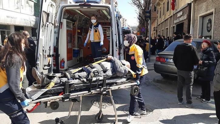 Kırmızı ışıkta duran araca çarpan otomobil, yayaların arasına daldı; 5 yaralı