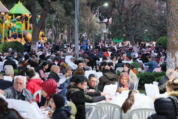 Menemen’de Kadir Gecesi’ne özel 15 bin kişilik iftar