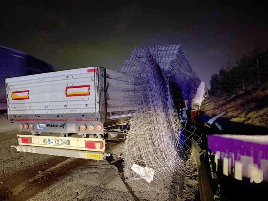 TIR önünde seyreden TIR’a çarptı: 1 yaralı