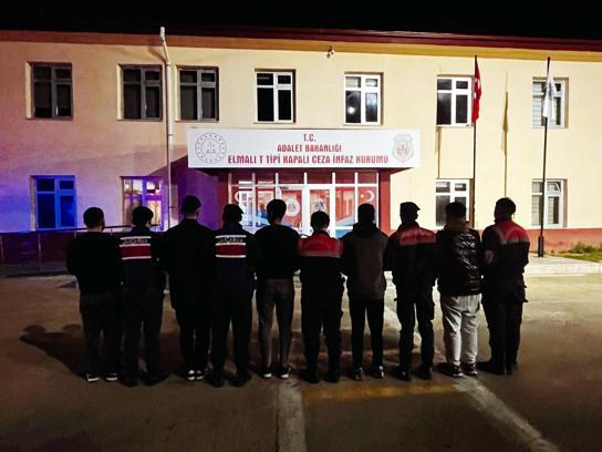Cezaevine uyuşturucu sokmaya çalışırken yakalandılar