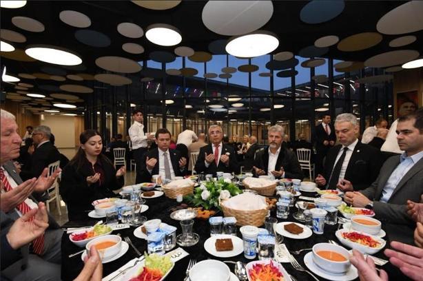 Osmangazi Belediye Başkanı Aydın, muhtarlarla iftar sofrasında buluştu