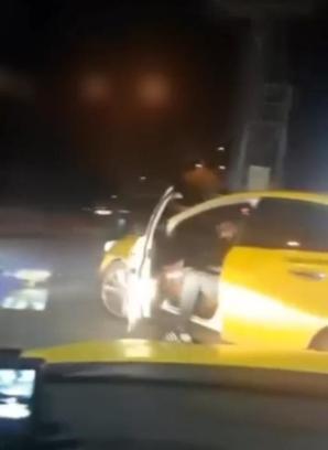 Taksici, içinde müşteri olan meslektaşının aracının önünü kesip, tehdit etti