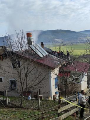 Evde çıkan yangında öldü, eşi yaralandı