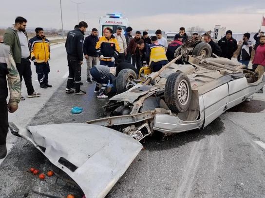 Çorum'da otomobil elektrik direğine çarpıp takla attı: 3 yaralı