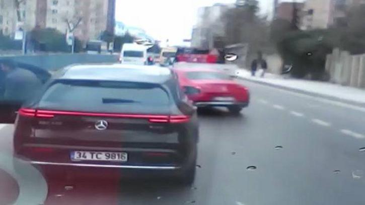 Başakşehir'de iki sürücünün 'yol verme' kavgası kamerada