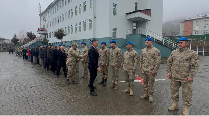 Bingöl'de 45 yıllık gelenek; önce Mehmetçik ile bayramlaştılar