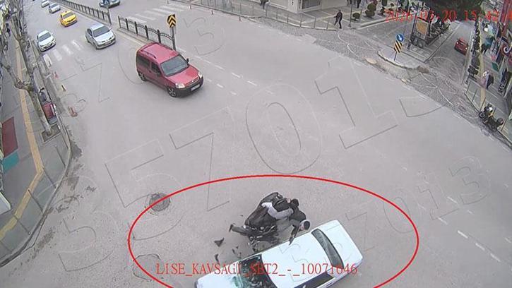 Motosikletin otomobile çarptığı kaza kamerada: 1 yaralı
