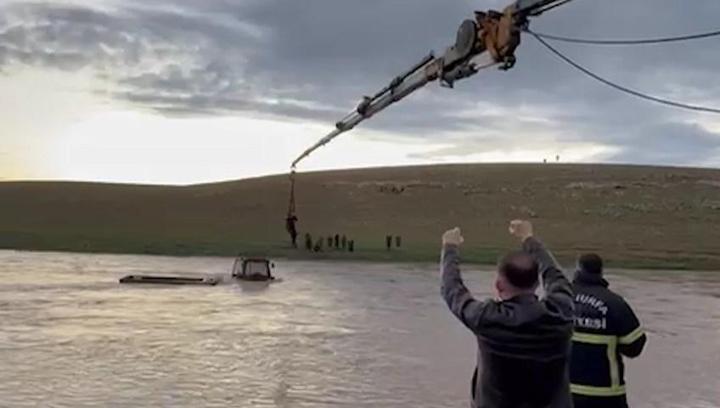 Derede mahsur kalan traktörün sürücüsü vinçle kurtarıldı