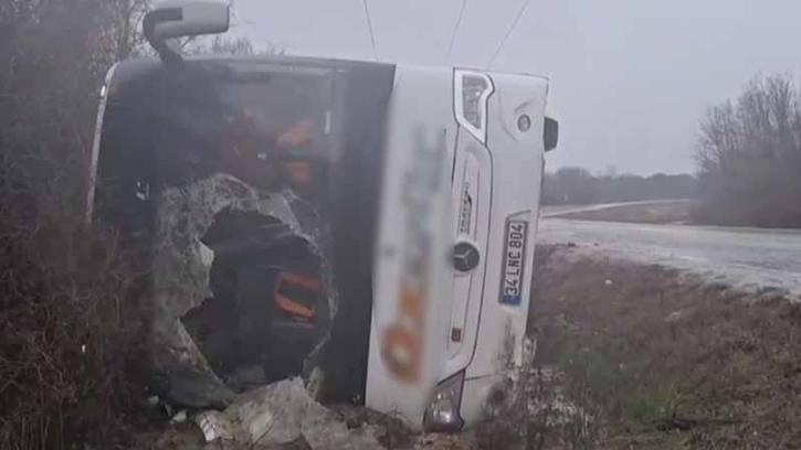 Çatalca'da polisleri taşıyan midibüs devrildi: 3 polis yaralı
