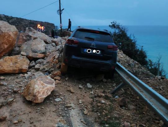 Mersin'de heyelan; kaya parçalarının altında kalan cipin sürücüsü yaralandı