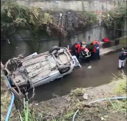 Hafif ticari araç dereye uçtu; 3 ölü, 2 yaralı