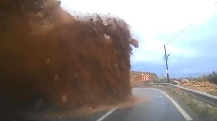 Mersin'de cipin kaya parçalarının altında kaldığı heyelan kamerada