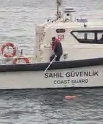 Denizde hareketsiz halde bulunan kadın hastaneye kaldırıldı