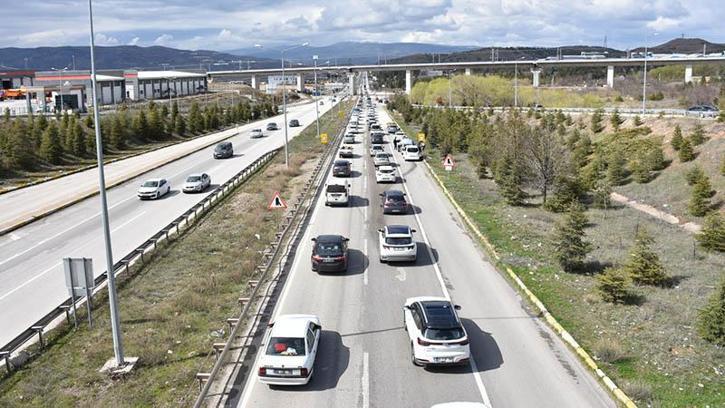 'Kilit kavşak' Kırıkkale'de bayram dönüşü yoğunluğu