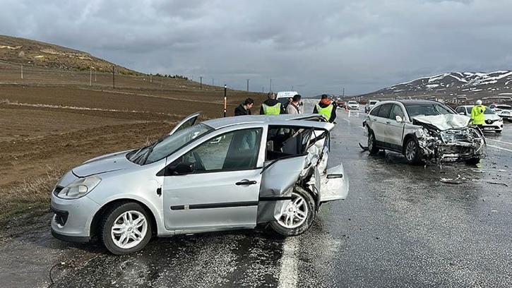 Sivas'ta 3 aracın karıştığı zincirleme kaza: 1 ölü, 5 yaralı