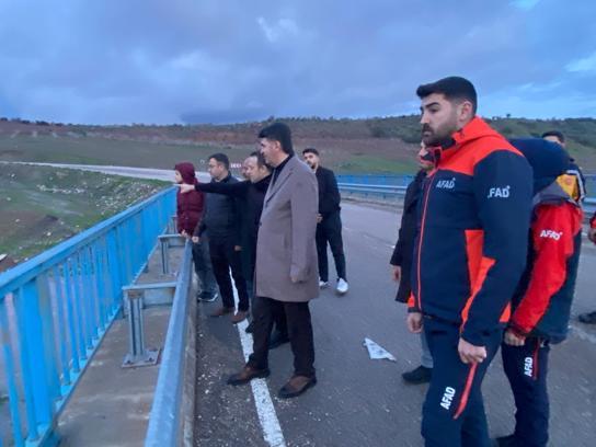 Debisi yükselen çayda traktörüyle mahsur kalan kişi kurtarıldı