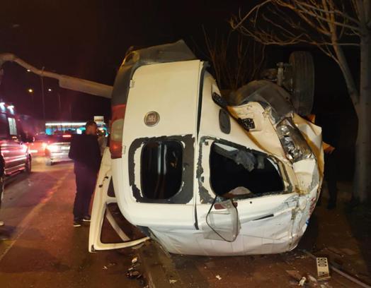 Aksaray’da hafif ticari araç takla attı: 2 yaralı