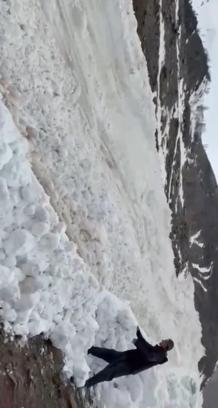 Hakkari'de köy yakınına çığ düşme anı görüntülendi