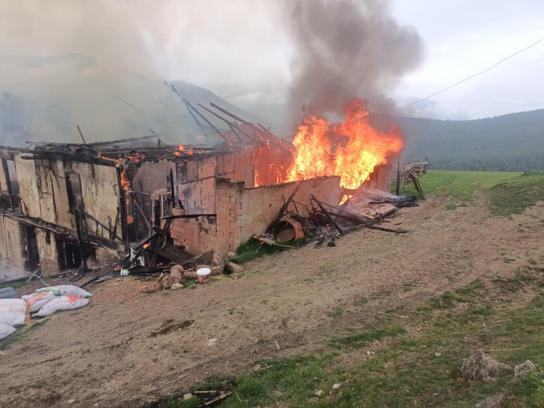 2 katlı ahşap ev yandı