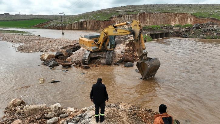 Şanlıurfa’da selin zarar verdiği yollarda onarım çalışmaları sürüyor