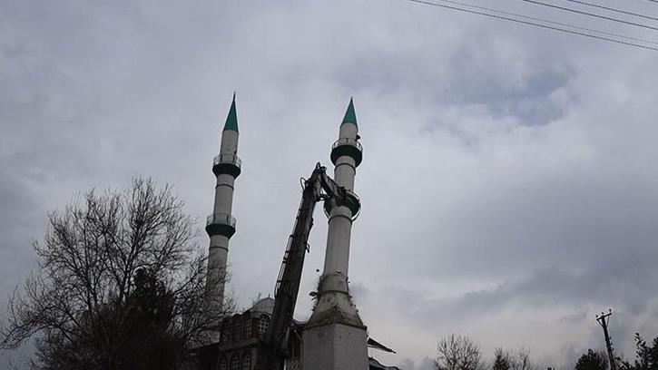 Depremde hasar alan 43 yıllık cami kontrollü şekilde yıkıldı