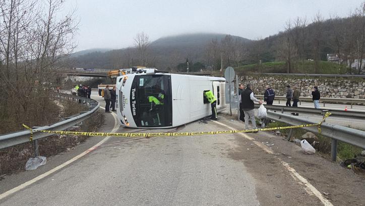 Yalova’da işçi servis midibüsü devrildi: 1 ölü, 20 yaralı
