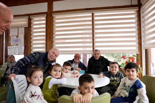 Gemlik’te öğrenciler huzur evi sakinlerini ziyaret etti