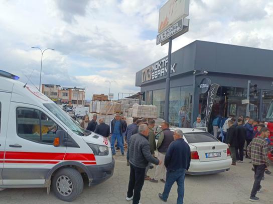 Kontrolden çıkan otomobil iş yerinin önündeki malzemelere çarptı: 3 yaralı